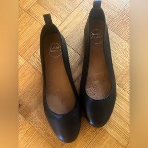 Andrea Assous black flats size 9.5
